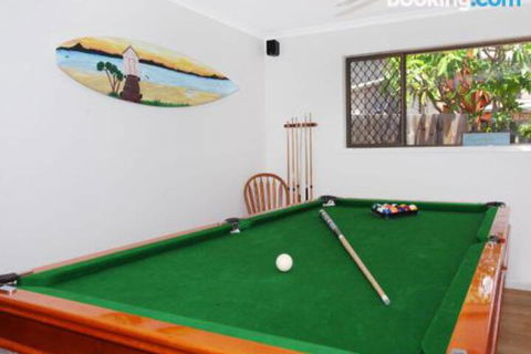 Schirrmann 56 Four Bedroom Home On Canal With Pool Pontoon Aircon & WiFi! - Accommodation Coffs Harbour 6