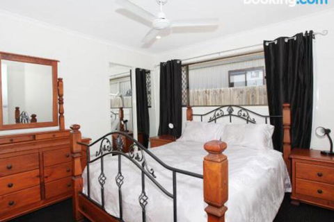 Schirrmann 56 Four Bedroom Home On Canal With Pool Pontoon Aircon & WiFi! - Accommodation Coffs Harbour 2