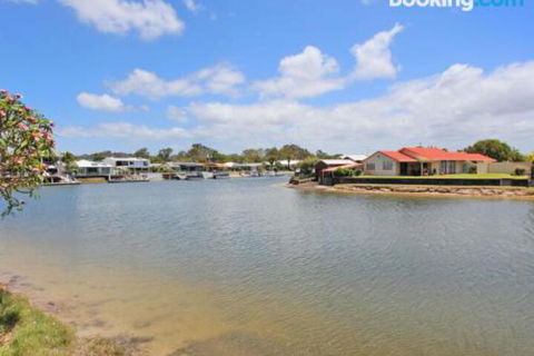 Schirrmann 56 Four Bedroom Home On Canal With Pool Pontoon Aircon & WiFi! - Accommodation Coffs Harbour 3
