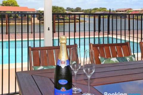 Schirrmann 56 Four Bedroom Home On Canal With Pool Pontoon Aircon & WiFi! - Accommodation Coffs Harbour 5