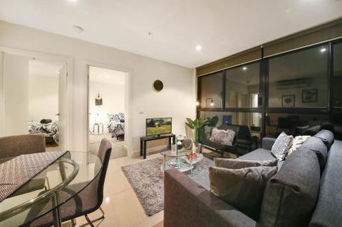 A Cozy 2BR CBD Apartment Near Bourke St. Mall - Accommodation Coffs Harbour 0