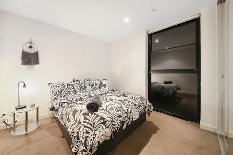 A Cozy 2BR CBD Apartment Near Bourke St. Mall - Accommodation Coffs Harbour 3
