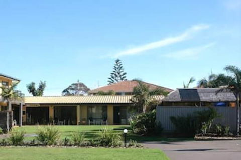 Admirals Lodge - Accommodation Coffs Harbour 1