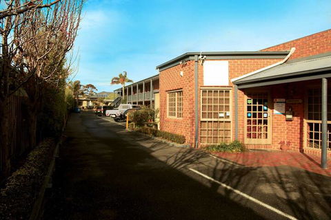 Admiral Motor Inn - Accommodation Coffs Harbour 1