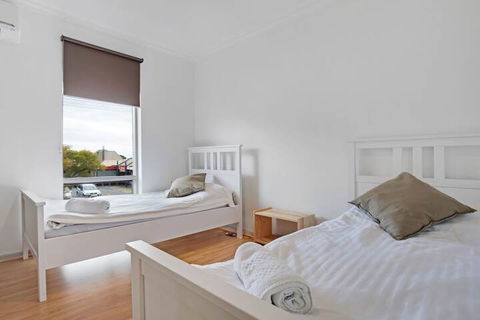 Adelaide Holiday Homes - Accommodation Coffs Harbour 1