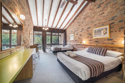 Avoca Beach Hotel - Accommodation Coffs Harbour 5