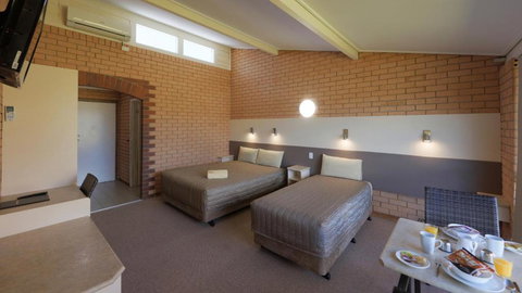 Tenterfield Motor Inn - Accommodation Coffs Harbour 2