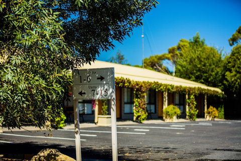Country Roads Motor Inn Naracoorte - Accommodation Coffs Harbour 0