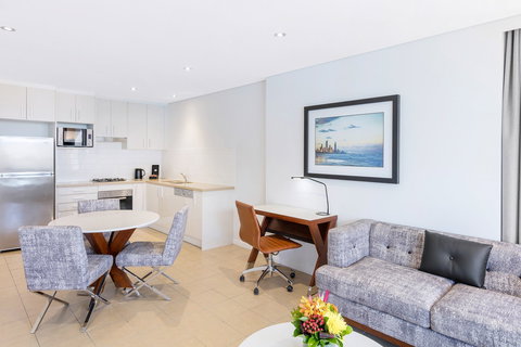 Meriton Suites Broadbeach - Accommodation Coffs Harbour 3