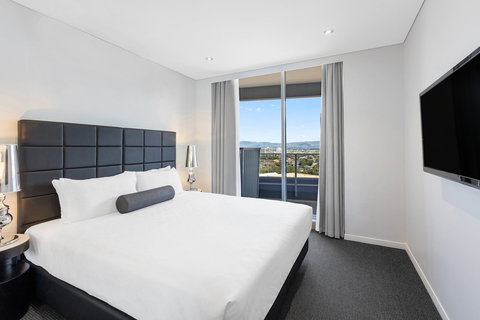 Meriton Suites Broadbeach - Accommodation Coffs Harbour 4