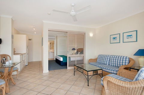 Macrossan House Boutique Holidays Apts - Accommodation Coffs Harbour 2