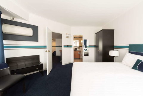 Ramada by Wyndham Diplomat Canberra - Accommodation Coffs Harbour 2