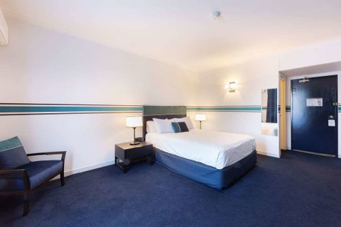 Ramada by Wyndham Diplomat Canberra - Accommodation Coffs Harbour 4