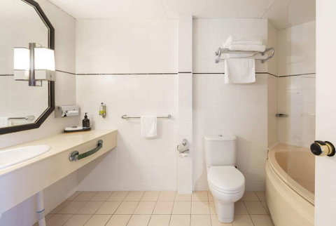 Ramada by Wyndham Diplomat Canberra - Accommodation Coffs Harbour 11