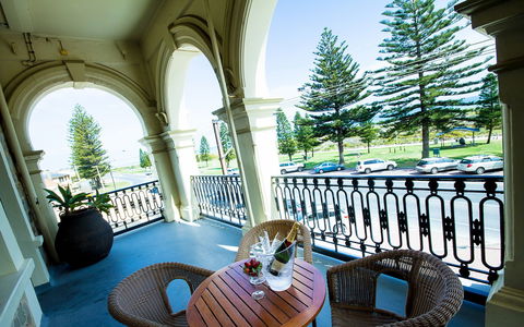 Largs Pier Hotel - Accommodation Coffs Harbour 2