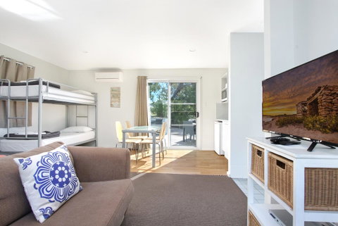 Huskisson Holiday Motel Cabins - Accommodation Coffs Harbour 1