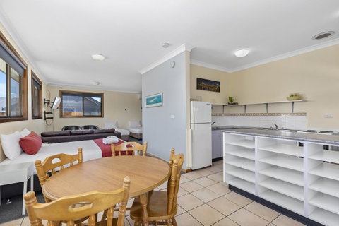 Coastal Bay Motel - Accommodation Coffs Harbour 9