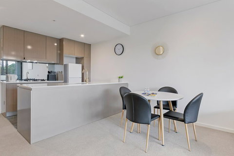 Stylish And Neat Two Bed Apartment In Wentworth Point - Accommodation Coffs Harbour 3