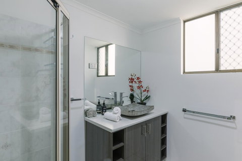 CitySide Apartment - 2 Bedroom With Private Courtyard - Accommodation Coffs Harbour 16