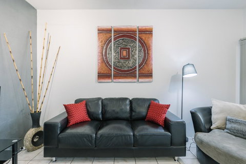 CitySide Apartment - 2 Bedroom With Private Courtyard - Accommodation Coffs Harbour 4