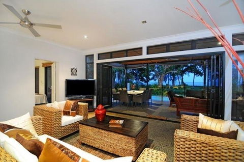 Bramston Beach - Luxury Holiday House - Accommodation Coffs Harbour 1