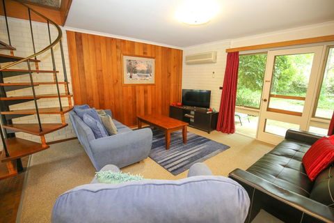 Cedar Holiday Units - Apartment 2 - Accommodation Coffs Harbour 0