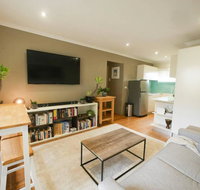 Chic Pet Friendly  500m to the Beach w/ parking - Accommodation Coffs Harbour