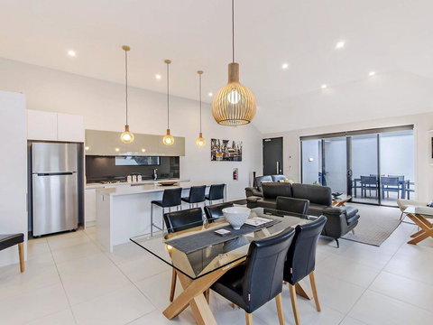 Chimneys On Bank - Accommodation Coffs Harbour 0