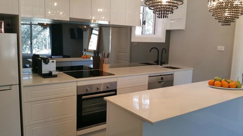 City Life Apartment-full Kitchen & Separate Bedroom - Accommodation Coffs Harbour 2
