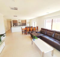 Comfortable 5BR House 6mins to Werribee Station.Great Ocean Road tourist stopover - Accommodation Coffs Harbour