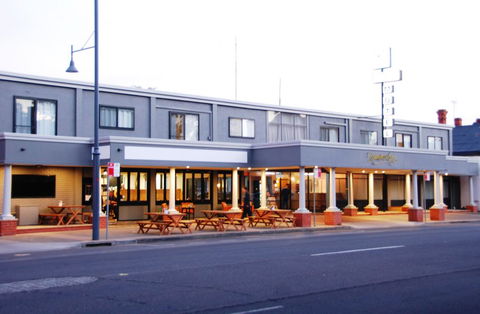 Commodore Motor Inn - Accommodation Coffs Harbour 0