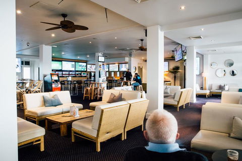 Crossroads Hotel - Accommodation Coffs Harbour 2