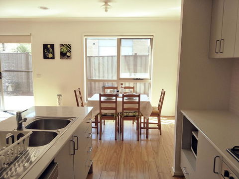 Daisy Villa - Close To Mel Airport & Hume Highway -Comfort - Accommodation Coffs Harbour 3