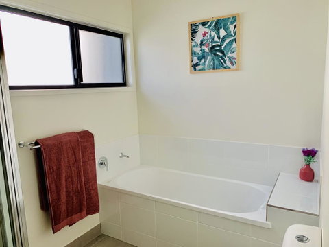 DAYDREAMING Airlie Beach, Water Views & Only 200m To Boardwalk. - Accommodation Coffs Harbour 3