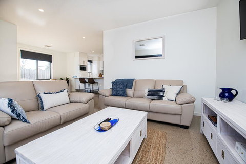 Endsleigh II - Cosy 2 Bedroom Villa, Free Wifi, Near CBD - Accommodation Coffs Harbour 2