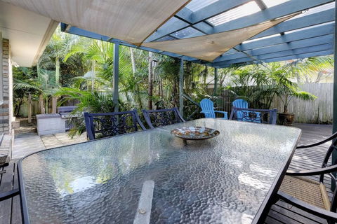 FRANGIPANI BEACH HOUSE - PET FRIENDLY 22 Belbourie Cres Boomerang Beach - Accommodation Coffs Harbour 2
