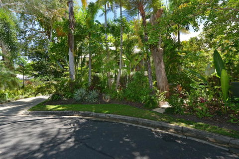 Frangipani Sur La Mer - Accommodation Coffs Harbour 1