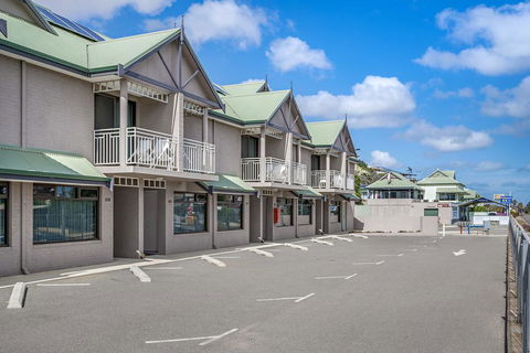 Geraldton Motor Inn - Accommodation Coffs Harbour 0