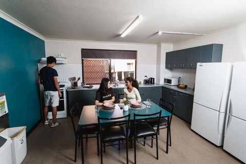 Guild House 6 Bedroom Flat - Accommodation Coffs Harbour 2