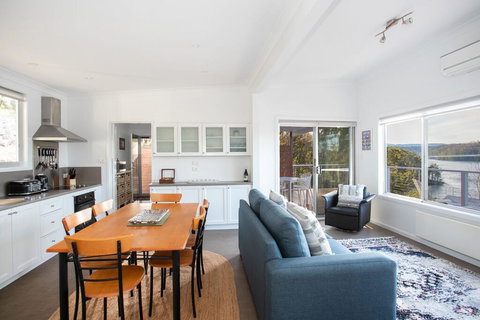 Home On The Water 21 Evans St Lake Conjola - Accommodation Coffs Harbour 1