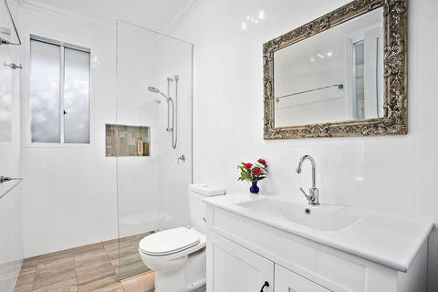 Jetty Splendour Guest Bedroom With Bathroom En-suite B'nB - Accommodation Coffs Harbour 3