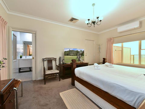 King Retreat Estate - You Can Honestly Walk To Bimbadgen And Hope Estate Concerts - Accommodation Coffs Harbour 2