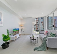 KOZYGURU MASCOT WALK TO STATION MODERN DESIGNER 2 BED APT FREE PARKING NMA260-312 - Accommodation Coffs Harbour