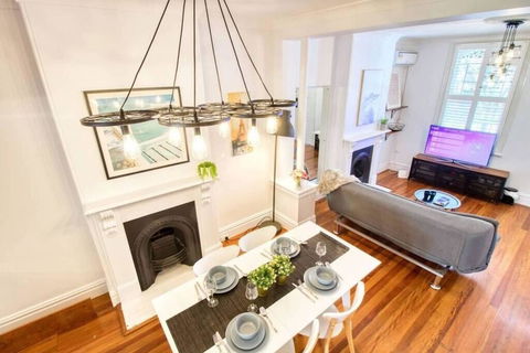 KOZYGURU Surry Hill 3 Bed Terrace Walk To Central Station - Accommodation Coffs Harbour 0