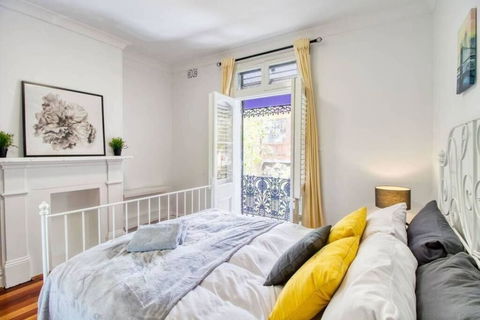 KOZYGURU Surry Hill 3 Bed Terrace Walk To Central Station - Accommodation Coffs Harbour 3