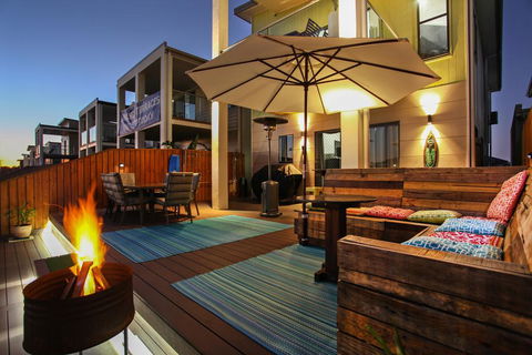 Lakeside Deck House - Accommodation Coffs Harbour 2