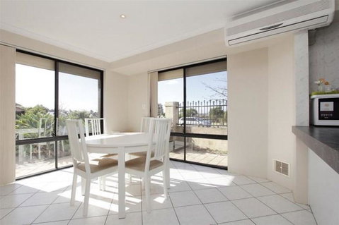 Lakeside Fun House Near The Swan Valley - Accommodation Coffs Harbour 0