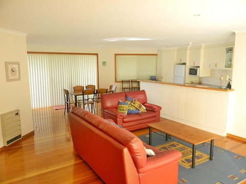 LAKESIDE2 - Accommodation Coffs Harbour 2