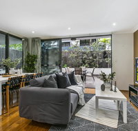 Large unit amid inner-city greenery close to CBD - Accommodation Coffs Harbour