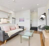 Light-Filled Beachside Apartment in Trendy Area